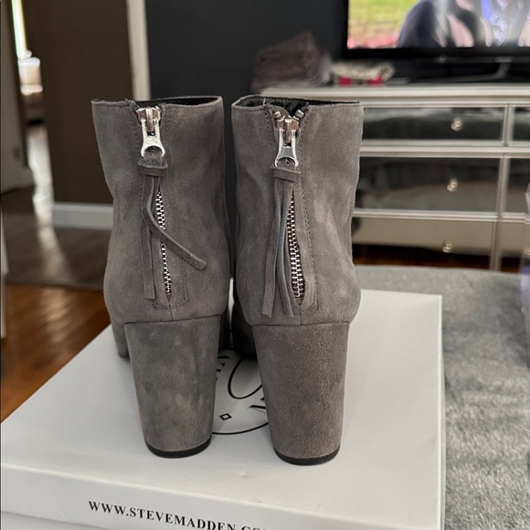 Steve Madden Cynthia Grey Suede Boots NEVER WORN - Picture 3 of 8